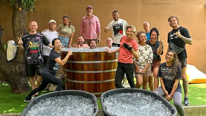 Grupo reunido alrededor de varias tinas llenas de hielo